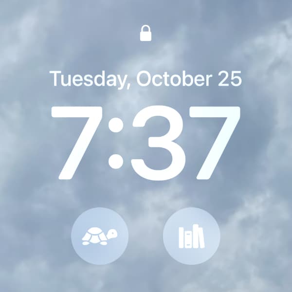 Bildschirmfoto, auf dem ein iOS-Sperrbildschirm mit benutzerdefinierten Kurzbefehlen zu sehen ist.