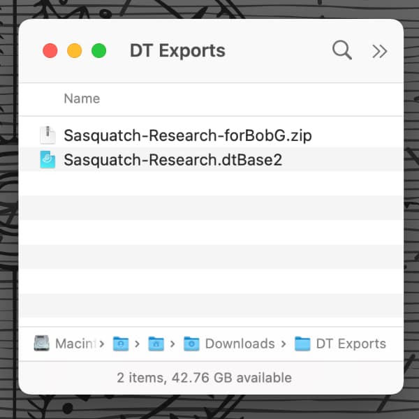 Bildschirmfoto, auf dem ein geöffneter Ordner in einem Finder-Fenster zu sehen ist, in dem sich zwei Dateien befinden. Die eine ist eine Datenbankdatei, die andere ist diese Datenbank, aber als exportiertes Datenbankarchiv im ZIP-Format.